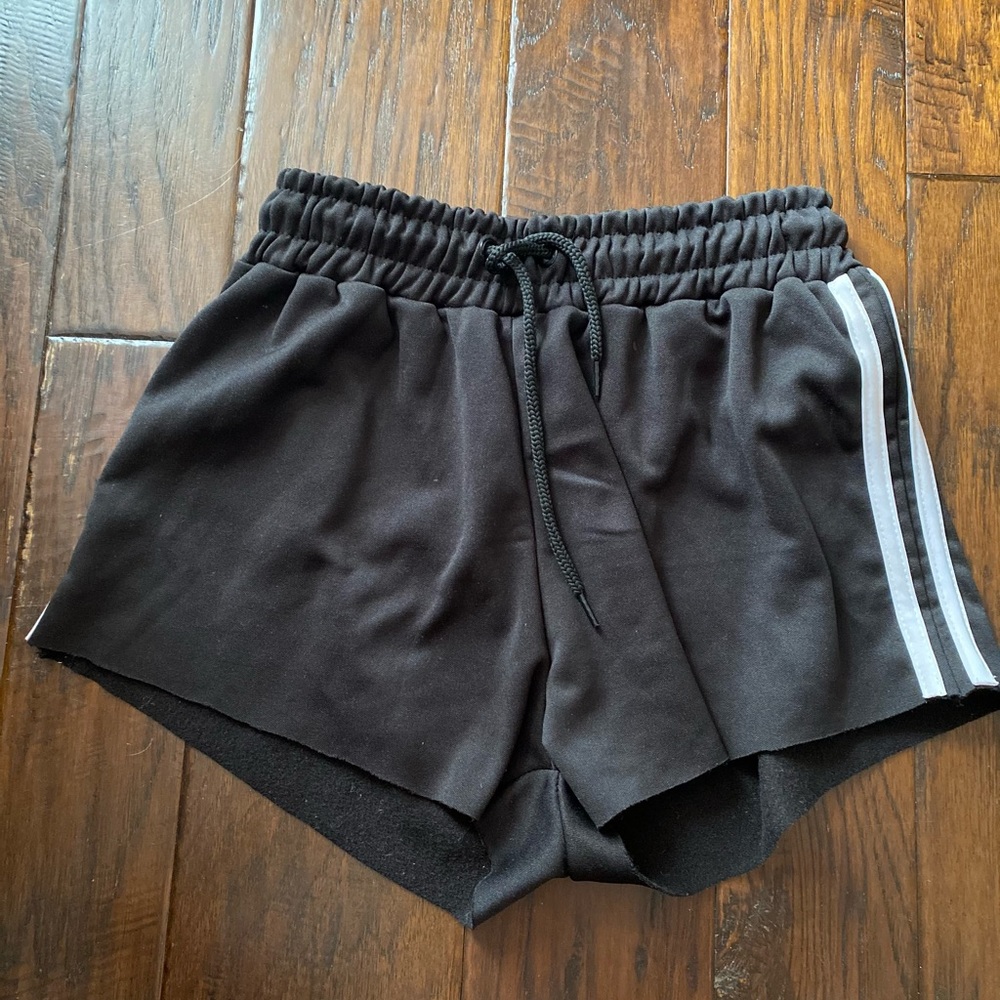 SIDE STRIPE HUGH WAISTED ATHLETIC SHORTS